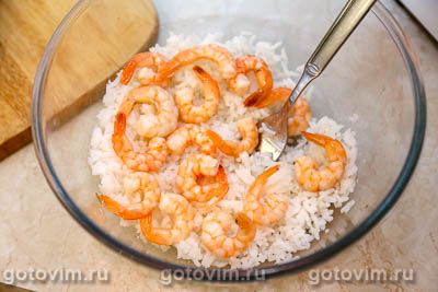 Рисовый салат с креветками, авокадо и манго