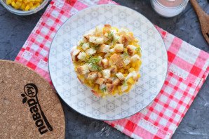 Слоеный салат с курицей и сухариками Слоеный салат с курицей и сухариками