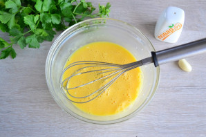 Салат с яичными блинчиками и шампиньонами