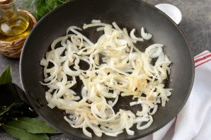 Жареные рапаны с луком и морковью в томатном соусе Жареные рапаны с луком и морковью в томатном соусе