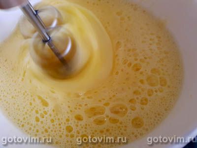 Бисквитный рулет с клубничным кремом из творожного сыра и варенья