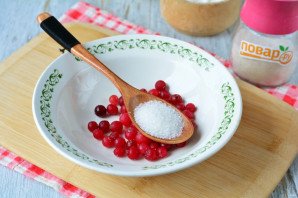 Слойки из слоеного теста с клюквой Слойки из слоеного теста с клюквой