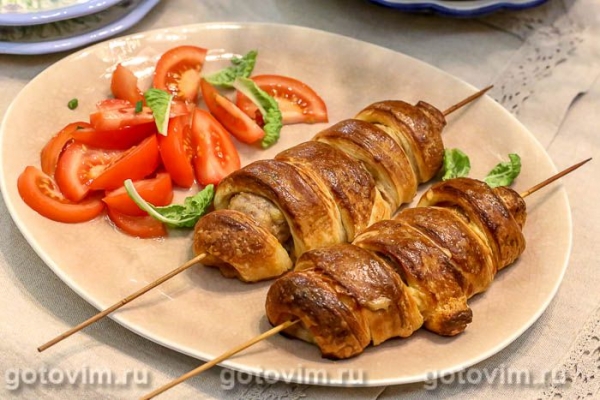 Колбаски на шпажках в слоеном тесте Колбаски на шпажках в слоеном тесте