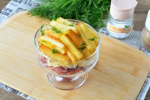 Салат с картошкой фри и колбасой
