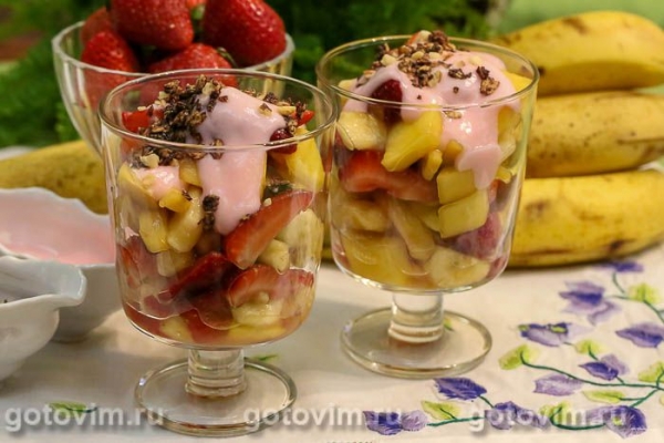 Фруктовый салат-коктейль с клубникой, бананами и манго