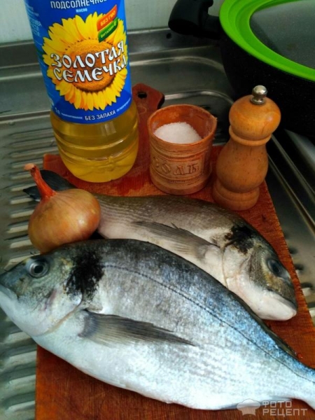 Рецепт: Дорада жареная - С луком и сметаной Рецепт: Дорада жареная - С луком и сметаной