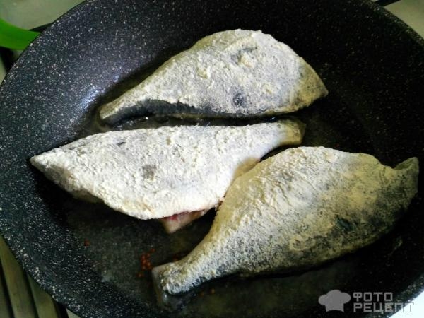 Рецепт: Дорада жареная - С луком и сметаной Рецепт: Дорада жареная - С луком и сметаной