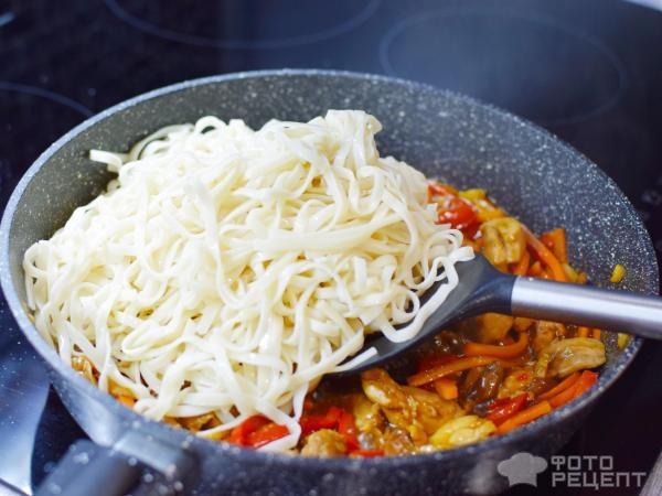 Рецепт: Лапша удон - С курицей, шампиньонами и овощами. Очень вкусное японское блюдо! Рецепт: Лапша удон - С курицей, шампиньонами и овощами. Очень вкусное японское блюдо!