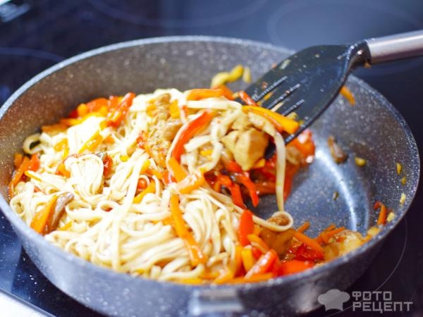 Рецепт: Лапша удон - С курицей, шампиньонами и овощами. Очень вкусное японское блюдо! Рецепт: Лапша удон - С курицей, шампиньонами и овощами. Очень вкусное японское блюдо!