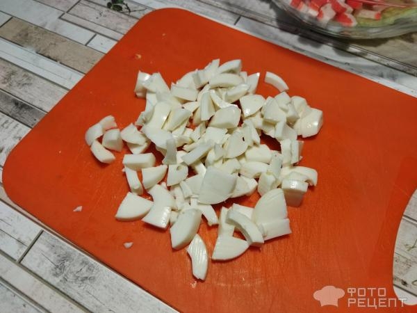 Рецепт: Легкий салат с крабовыми палочками - с добавлением сельдерея