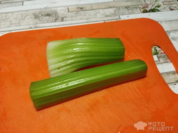 Рецепт: Легкий салат с крабовыми палочками - с добавлением сельдерея