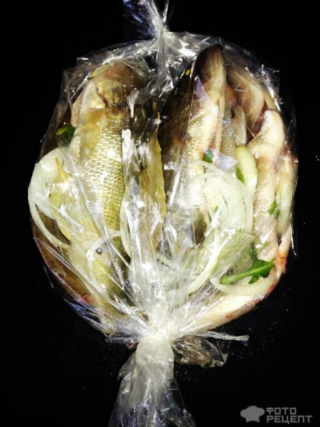 Рецепт: Окунь речной запеченый - "Ленивый" окунь с рукколой и луком, запеченный в пакете Рецепт: Окунь речной запеченый - "Ленивый" окунь с рукколой и луком, запеченный в пакете