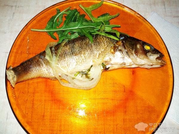 Рецепт: Окунь речной запеченый - "Ленивый" окунь с рукколой и луком, запеченный в пакете Рецепт: Окунь речной запеченый - "Ленивый" окунь с рукколой и луком, запеченный в пакете