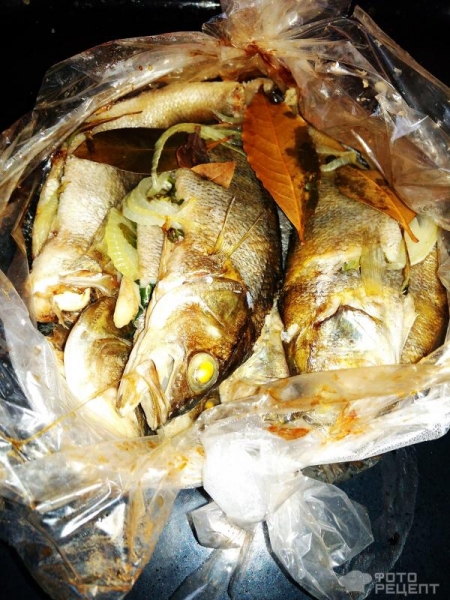 Рецепт: Окунь речной запеченый - "Ленивый" окунь с рукколой и луком, запеченный в пакете Рецепт: Окунь речной запеченый - "Ленивый" окунь с рукколой и луком, запеченный в пакете