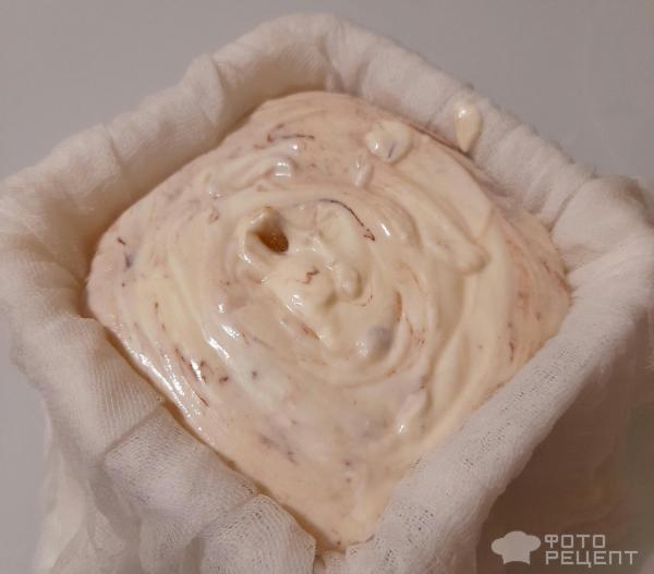 Рецепт: Пасха заварная - Пасха из двух видов творога, с шоколадными веточками вербы.