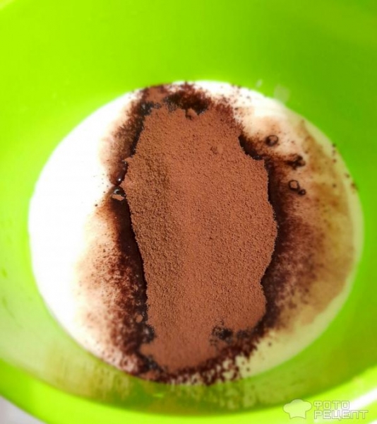 Рецепт: Пасхальные зайчики - Пасхальный декор за несколько минут. Кексы "Пасхальные зайчики" в микроволновке - быстро, просто и красиво.