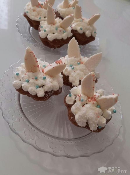 Рецепт: Пасхальные зайчики - Пасхальный декор за несколько минут. Кексы "Пасхальные зайчики" в микроволновке - быстро, просто и красиво.