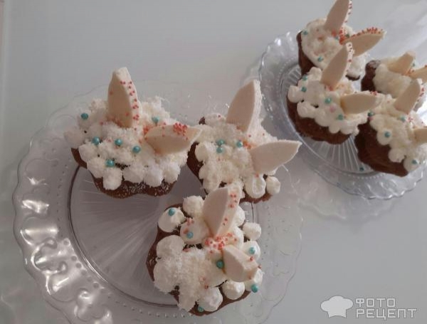 Рецепт: Пасхальные зайчики - Пасхальный декор за несколько минут. Кексы "Пасхальные зайчики" в микроволновке - быстро, просто и красиво.