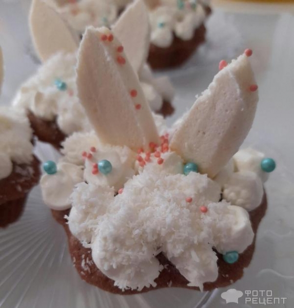 Рецепт: Пасхальные зайчики - Пасхальный декор за несколько минут. Кексы "Пасхальные зайчики" в микроволновке - быстро, просто и красиво.