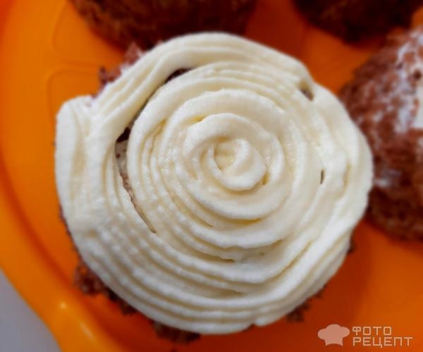 Рецепт: Пирожные пасхальные - Домашние пирожные к Пасхе, оформление пирожных масляным кремом, пасхальный декор своими руками.