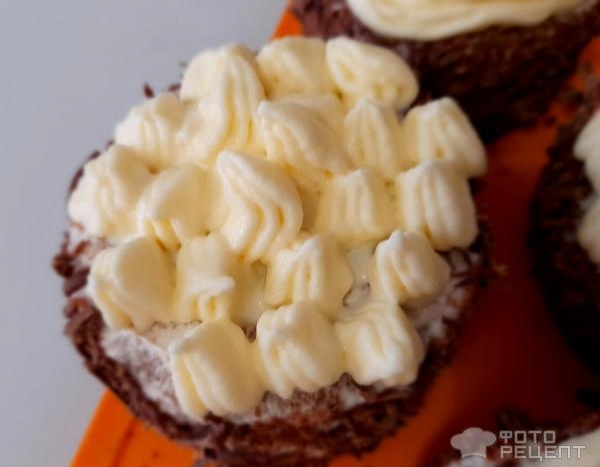 Рецепт: Пирожные пасхальные - Домашние пирожные к Пасхе, оформление пирожных масляным кремом, пасхальный декор своими руками.