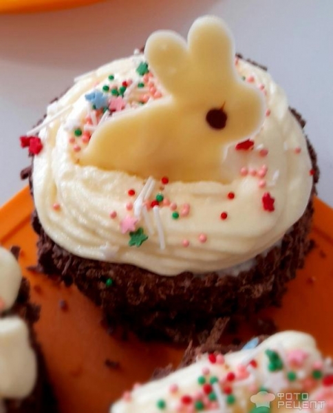 Рецепт: Пирожные пасхальные - Домашние пирожные к Пасхе, оформление пирожных масляным кремом, пасхальный декор своими руками.