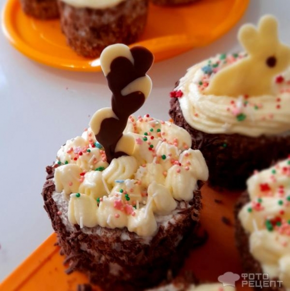 Рецепт: Пирожные пасхальные - Домашние пирожные к Пасхе, оформление пирожных масляным кремом, пасхальный декор своими руками.