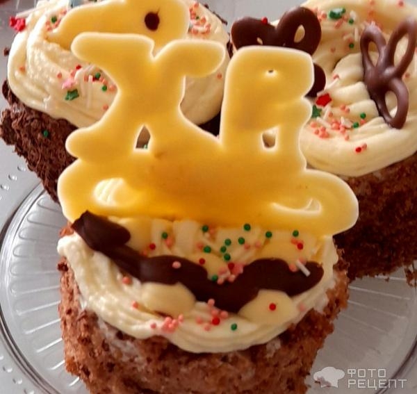 Рецепт: Пирожные пасхальные - Домашние пирожные к Пасхе, оформление пирожных масляным кремом, пасхальный декор своими руками.