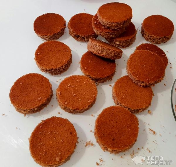 Рецепт: Пирожные пасхальные - Домашние пирожные к Пасхе, оформление пирожных масляным кремом, пасхальный декор своими руками.