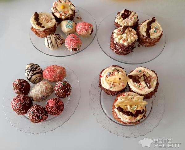 Рецепт: Пирожные пасхальные - Домашние пирожные к Пасхе, оформление пирожных масляным кремом, пасхальный декор своими руками.