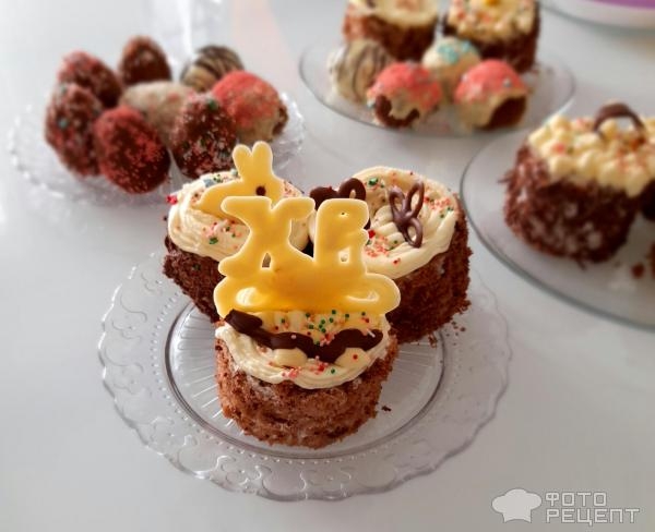 Рецепт: Пирожные пасхальные - Домашние пирожные к Пасхе, оформление пирожных масляным кремом, пасхальный декор своими руками.