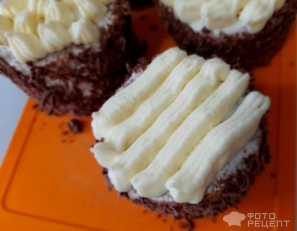 Рецепт: Пирожные пасхальные - Домашние пирожные к Пасхе, оформление пирожных масляным кремом, пасхальный декор своими руками.