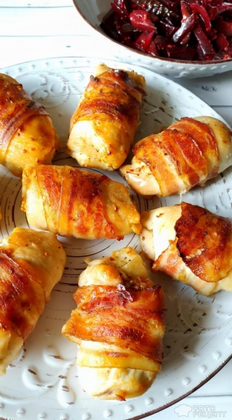 Рецепт: Рулетики из куриного филе - в беконе с начинкой из чернослива Рецепт: Рулетики из куриного филе - в беконе с начинкой из чернослива