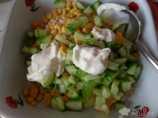 Рецепт: Салат из огурца с яйцом и кукурузой - заправленный майонезом