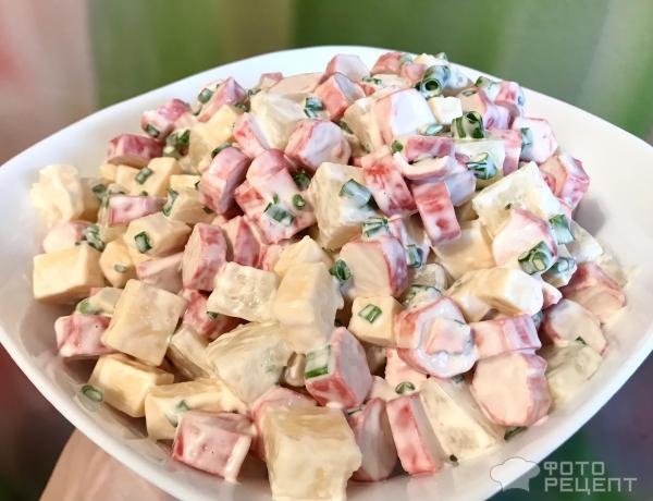 Рецепт: Салат "Крабовые палочки с ананасами" - с сыром