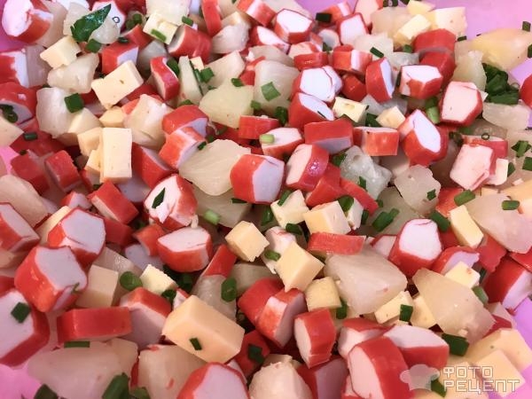 Рецепт: Салат "Крабовые палочки с ананасами" - с сыром