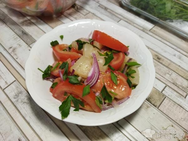 Рецепт: Салат с ананасами - помидорами и зеленью