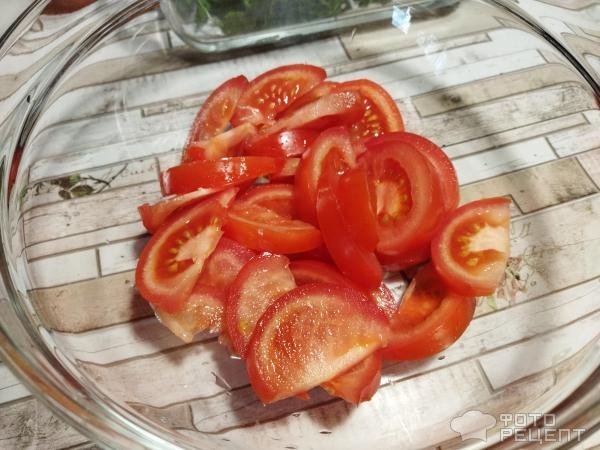 Рецепт: Салат с ананасами - помидорами и зеленью