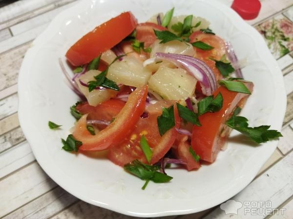 Рецепт: Салат с ананасами - помидорами и зеленью