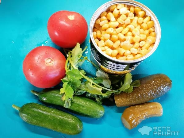Рецепт: Салат с кукурузой - Со свежими овощами и маринованными огурцами
