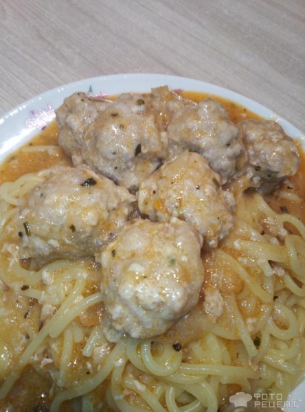 Рецепт: Тефтели в томатно-сметанном соусе - Без риса.