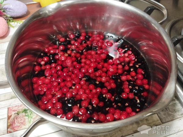 Рецепт: Витаминный морс - смородиновое ассорти из красной и чёрной смородины