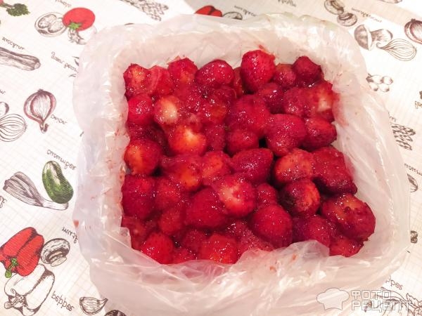 Рецепт: Заготовка клубники на зиму - рационально "тратим" место в морозильнике. Рецепт: Заготовка клубники на зиму - рационально "тратим" место в морозильнике.