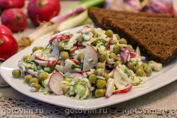 Салат из редиски с сыром, яйцом и зеленым горошком