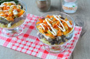 Слоеный салат с сердцем Слоеный салат с сердцем