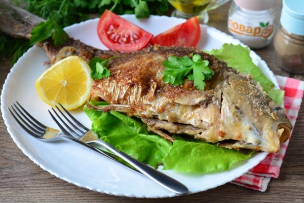 Жареный карась в сухарях Жареный карась в сухарях