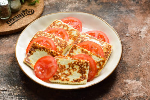 Жареный адыгейский сыр с помидорами Жареный адыгейский сыр с помидорами