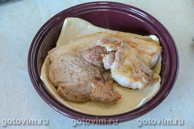 Свинина с овощами и слоеным тестом в тажине Свинина с овощами и слоеным тестом в тажине