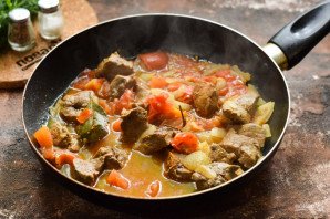 Говяжья печень тушеная с помидорами Говяжья печень тушеная с помидорами