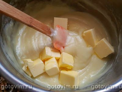 Песочный пирог с заварным кремом и консервированными абрикосами